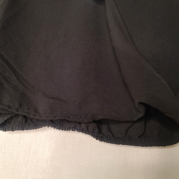 NWT - CROPPED BLIUSE BY THE LINE OF STYLE - Picture 4 of 9